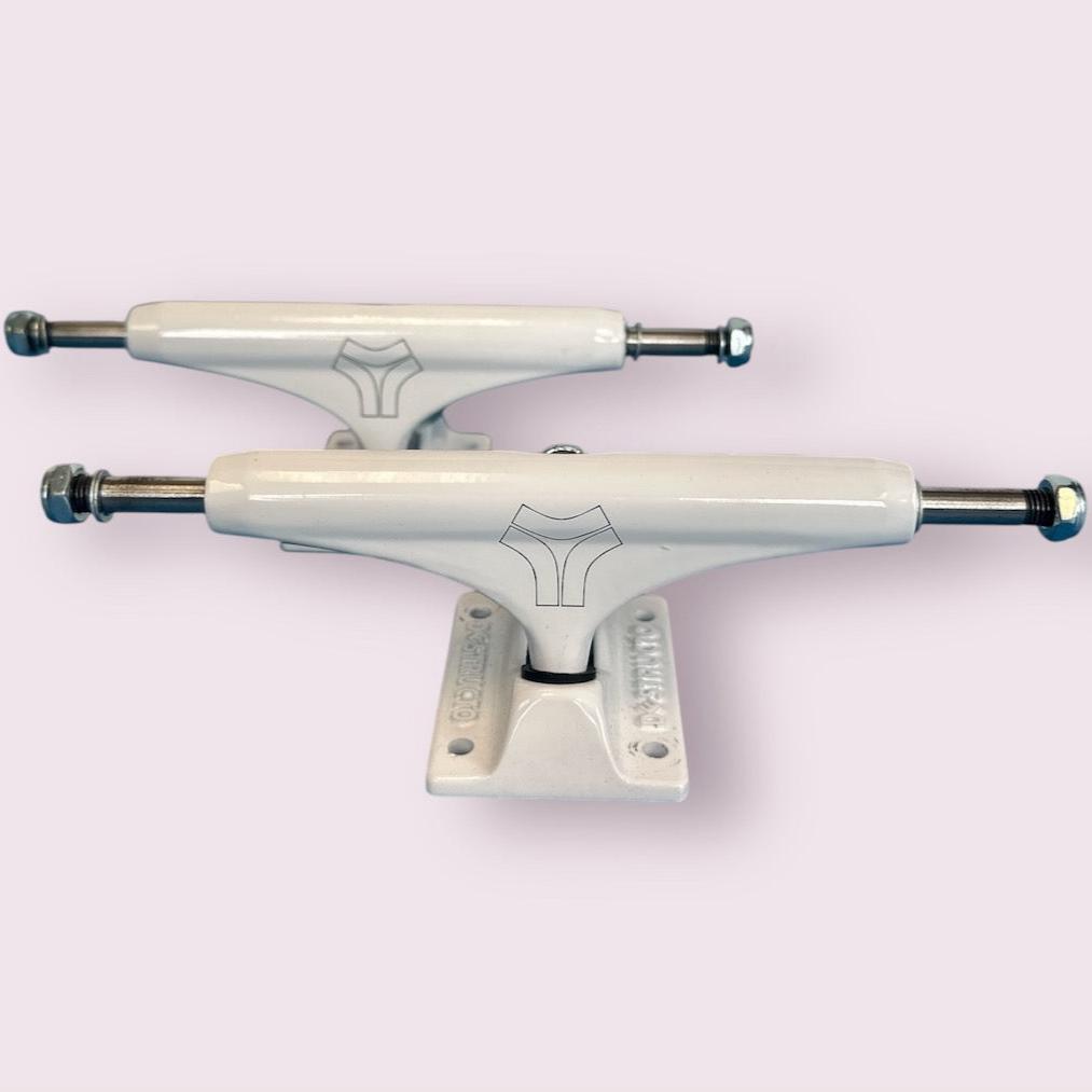 Desctructo D1 Mid skateboard trucks in ghostface colourway
